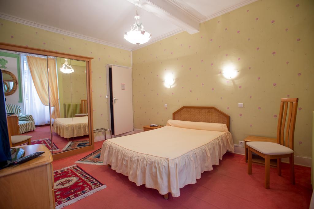 Hotel Saint Vincent Bagneres-de-Bigorre Bagian luar foto