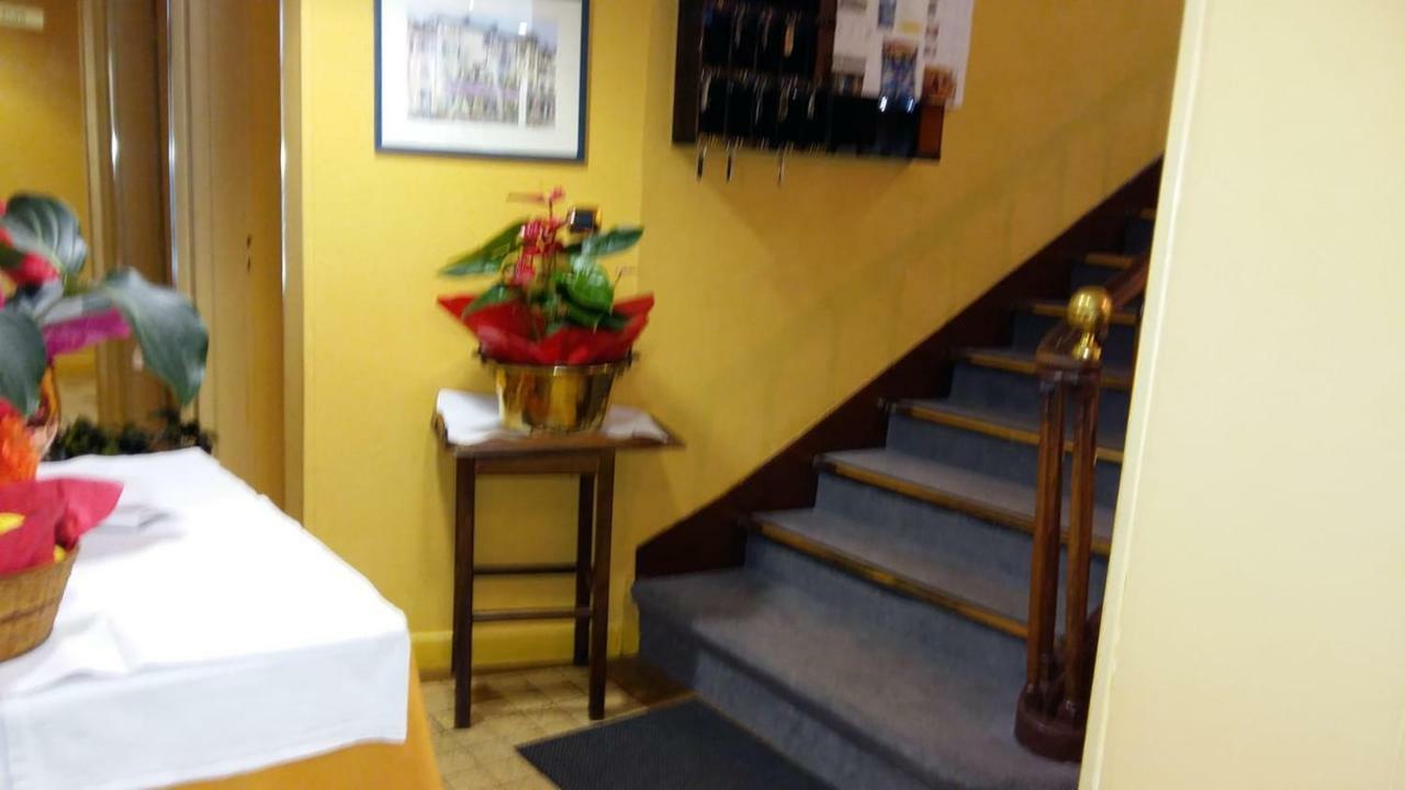 Hotel Saint Vincent Bagneres-de-Bigorre Bagian luar foto